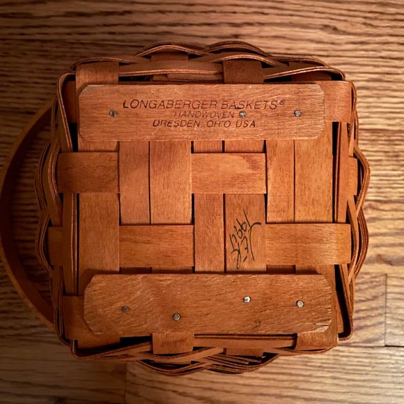 1994 Longaberger Jingle Bell Basket with original pamphets, liner and protector - Picture 5 of 13